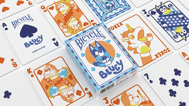 Les cartes Bluey étalées autour de la boîte